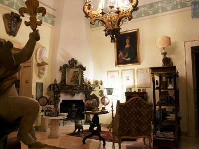 Una volta dentro varchiamo la porta sulla nostra destra, per ritrovarci nella �stanza degli avi�, cos� chiamata per la presenza dei ritratti dei membri della famiglia. L�ambiente, pavimentato con un marmo rosa tenue che ritroveremo poi in tutto il palazzo, � di fatto uno studiolo